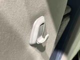 運転席&助手席の背面についたユーティリティフックには荷物がサッと掛けられます。
