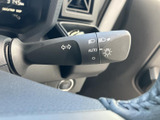 操作しやすいウインカーレバーで、安全な車線変更をサポートします。直感的な操作感で、運転に集中できます。