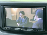 テレビ番組を表示できる画面を備えており、停車中の待ち時間などに映像を視聴できます。画面操作でAVメニューなども確認でき、日々の車内時間を便利に活用できます。