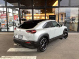 後方から接近する車両を検知し、安全な車線変更をサポートするリヤディレクションベースセーフティを搭載しています。
