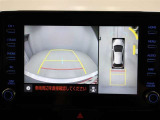 パノラミックビューモニターを装備。駐車場や交差点でクルマを真上から見るように周囲を確認できます。機能の詳細は販売店スタッフまでおたずねください。