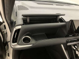 グローブボックスは余裕のある広さです!メンテナンスノートや車検証、ちょっとしたメモと筆記用具等を入れておくとあればもしもの時にも便利ですね。