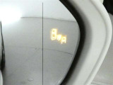 隣車線を走る車両をレーダーで検知し、ドアミラーでは確認しにくい後側方エリアに存在する車両に加え、急接近してくる車両も検知します。車両を検知するとドアミラーに搭載されたLEDインジケーターが点灯します。