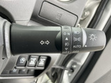 操作しやすいウインカーレバーで、スムーズな車線変更をサポートします。直感的に操作でき、安全運転に貢献します。