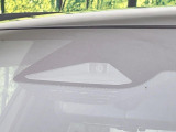 【プリクラッシュセーフティ】前方の車両等を検知し、衝突しそうな時は警報で注意を促し、ブレーキを踏む力をサポート。ブレーキを踏めなかった場合は衝突被害軽減ブレーキが作動、衝突回避をサポートします。