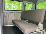2列目シートは、広々とした居住空間を確保しています。ゆったりとくつろげる空間を提供します。