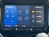 ナビやFM・AM、テレビなどのメニューが画面にまとまり、目的の項目を見つけやすい構成です。案内設定から音楽や放送の選択まで、日常のお出かけを便利にサポートします。