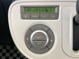 【オートエアコン】一度お好みの温度に設定すれば、車内の温度を検知し風量や温度を自動で調整。暑い&hellip;寒い&hellip;と何度もスイッチ操作をする必要はありません。快適な車内空間には必須の機能ですね♪