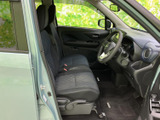 前席は運転席と助手席が並び、前方や左右の窓から周囲を確認しやすい配置です。座面や背もたれの形状も見て取れ、乗り降りの際にも使いやすい空間です。