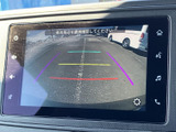 後方の映像に加えて目安線も表示され、駐車時に周囲との位置関係を確認する助けになります。画面上で後方の様子を見ながら、落ち着いて車庫入れや切り返しを行えます。