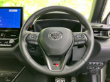 握りやすい形状で操作性も高く、運転の楽しさをさらに引き立てるスポーティなステアリングです。