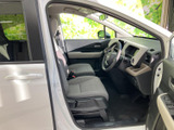 運転席まわりは前方を見渡しやすく、座席もゆったりとした印象です。ドア側から乗り降りしやすく、落ち着いた色合いの室内で毎日の移動を快適に過ごせます。