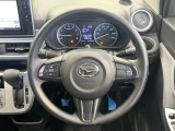 インテリアに合わせたデザインのステアリングは、運転される方のことも考え、運転しやすい形状、大きさです。是非一度、実際に触ってお確かめください。