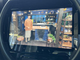 停車中にTV番組や動画を楽しめる機能が搭載。長距離移動の休憩時間や待ち時間に、リラックスした時間を過ごせます。