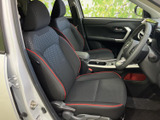 乗降しやすい座面高さに加え、ホールド感のあるシートが快適なドライブをサポートします。上質な素材感も魅力です。