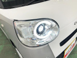 白く明るい光で夜間走行をサポートするLEDヘッドランプを搭載