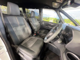 運転席まわりには十分なスペースがあり、大柄な方でもゆったり運転していただける環境です。