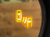 【ブラインドスポットモニター】走行中、ドアミラーの死角になりやすい箇所に後続車が接近するとサイドミラーのレンズに警告を表示!ドライバーに注意喚起をしてくれます。