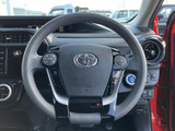 握りやすいステアリングは、運転の楽しさを向上させます。操作性にも優れ、快適なドライビングをサポートします。