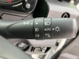 操作しやすい位置に配置されたウインカーレバー。直感的に操作でき、安全な車線変更や右左折をサポートします。オート機能も搭載されています。