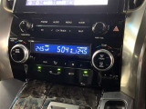 左右独立温度コントロールフルオートエアコンです。運転席、助手席それぞれで独立して温度設定ができます。