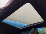 【パノラマルーフ】大型のガラスルーフ搭載で車内の解放感が一気にアップ!開放的なドライブをお楽しみいただけます。