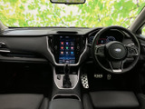 運転席まわりを見渡せるレイアウトで、中央の大画面をはじめ各種表示を確認しやすい配置です。視線を前方に向けたまま手元の操作にも移りやすく、日常使いを支えます。