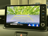 狭い場所での駐車も安心。後方の状況をクリアに映し出し、安全な運転をサポートします。