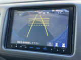 後方の映像に加えてガイド線も表示され、駐車時に周囲や車の向きを確認する目安になります。見通しにくい場所での後退をサポートし、日々の駐車を心強く支えます。