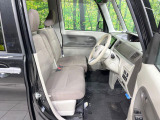 運転席まわりには十分なスペースがあり、大柄な方でもゆったり運転していただける環境です。