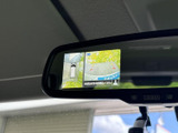 後方確認をサポートするモニターが、安全な運転に貢献します。駐車時の狭い場所でも、周囲の状況をしっかり確認できます。