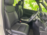 ゆったりと座れる運転席。視界も広く、運転操作も快適に行えます。長距離ドライブでも疲れにくい設計です。