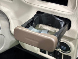 ワンプッシュ式オートオープンカップホルダーが運転席側に付いてます。