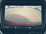 後方の映像に加えて目安線が表示され、駐車時に車両後方の状況を確認しやすいモニターです。周囲へ注意を払いながら駐車位置を調整でき、日常の駐車をサポートします。