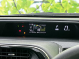 運転に必要な情報を運転席前方にまとめて確認できる表示部です。速度やシフト位置などがひと目で把握しやすく、視線移動を抑えながら状況を確認したい場面で役立ちます。