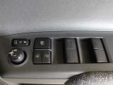 パワーウィンドウスイッチで運転席から全席の窓の開閉ができます。