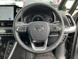 運転席から自然に手が届く位置にスイッチが配置され、視線を大きく動かさずに各種機能を扱いやすい設計です。メーターや周囲の見通しも確保され、運転に集中しやすい環境です。