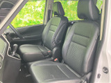 落ち着いたデザインのシートが、ドライバーを包み込みます。快適な運転環境が、安全なドライブをサポートします。