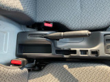 パーキングブレーキが運転席と助手席の間にあるタイプです。★【コインホルダー・カードホルダー・ポケット】で散らかりやすい小物もスッキリ収納!
