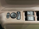 キーフリー連動で施錠時に格納します。降車の直前まで後方確認ができ、閉じ忘れも防げます。