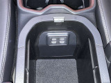 コンソールボックス内に充電用USB端子が付いています。