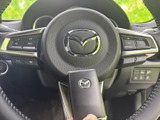 手元に各種スイッチがまとまり、視線を大きく移さず操作しやすい配置です。握ったまま使えるため、運転中の利便性にも配慮されています。メーター周辺も見渡しやすく、日々の運転をサポートします。
