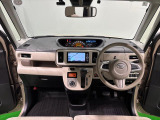 フロントウィンドゥ・フロントガラスにはUV&IRカット機能を採用。見易い計器類と運転し易いドライビングポジションは、視角も少なく前方&左右の見切りが良く運転し易いクルマです