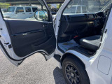 ベース車である最上級グレード「スーパーGL」の装備に加え、「ダークメッキ」や「クリアスモーク」といった黒基調の専用加飾が施され、ビジネスバンを感じさせない精悍で高級感があります。