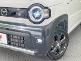 【LEDヘッドライト】悪天候や夜間走行時も良好な視界を確保し安心して運転できる高輝度LEDヘッドライトを装備!点灯速度が早く、消費電力も抑えられています。