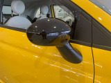ミモザ専用のHappy Yellowボディを引き締めるブラックミラーカバー。限定車らしいアクセントとなっています。