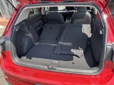 後席を倒すことで荷室をさらに拡大。トノカバーも収納でき、大きな荷物を積みたい時にも便利です。