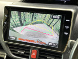 【バックカメラ】駐車時に後方がリアルタイム映像で確認できます。大型商業施設や立体駐車場での駐車時や、夜間のバック時に大活躍!運転スキルに関わらず、今や必須となった装備のひとつです!