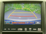 車両後方の映像にガイド線が表示され、駐車時の周囲確認をサポートします。画面で距離感を確かめながら操作でき、駐車場での切り返しにも役立ちます。