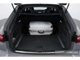 アバントボディならではの広いラゲッジスペースを確保。ゴルフバッグや旅行の荷物も余裕をもって積み込め、後席を倒せばさらに広い空間が生まれます。家族での遠出にも頼れる一台です。